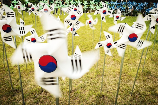 Foto molinos de viento con bandera coreana