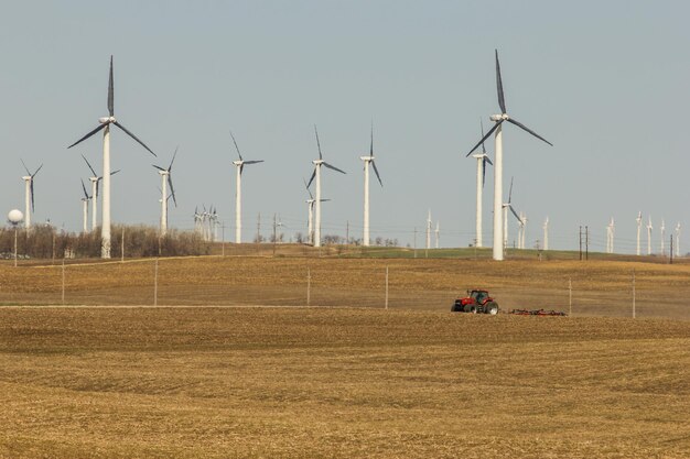 Foto molinos de viento en el campo contra el cielo