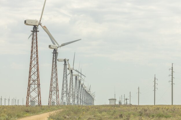 Molinos de viento en el campo. copia espacio