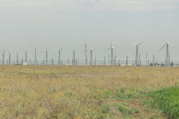 Molinos de viento en el campo. copia espacio