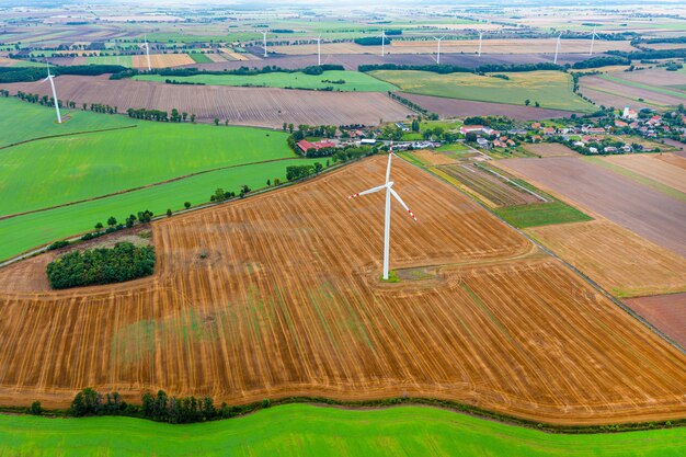 Molinos de viento en un campo verde contra el cielo