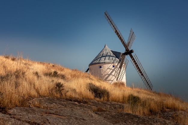 Molinos de viento y castillo de Consuegra, los famosos gigantes de la novela "El Quijote".