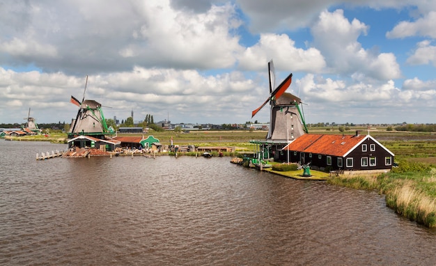 Molinos de viento cerca del canal