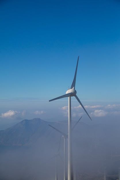 Foto molinos de viento en la cima de la montaña