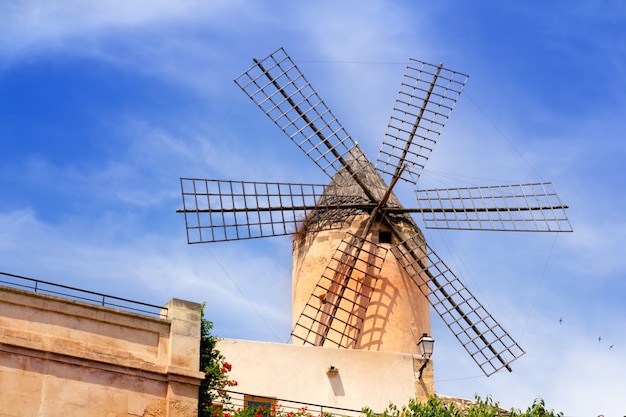 Molinos de viento clásicos de Baleares en Palma de Mallorca.