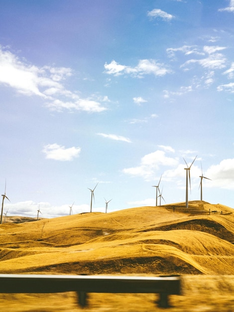 Molinos de viento en la colina contra el cielo