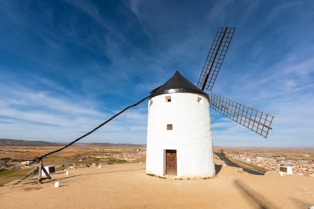 Foto molinos de viento don quijote en consuegra, toledo, españa.