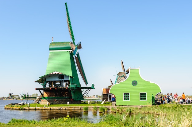 Molinos de viento holandeses tradicionales en Zaanse Schans, Países Bajos