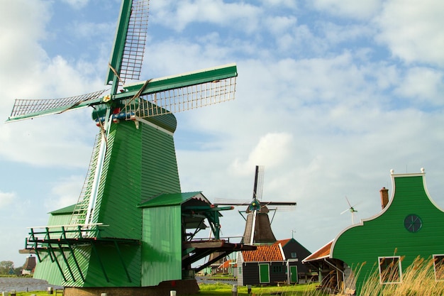 Foto molinos de viento holandeses tradicionales