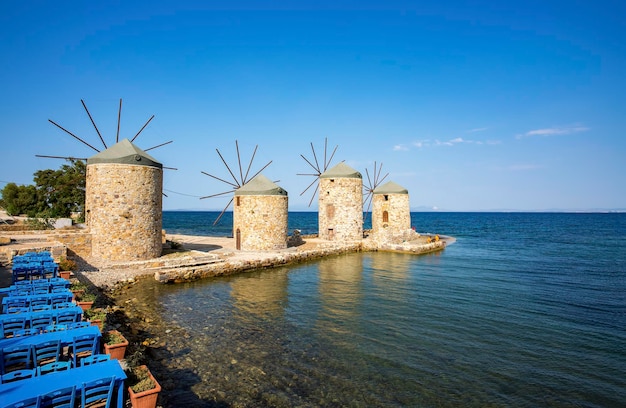 Molinos de viento de la isla de Chios, Grecia. Foto de concepto de viaje.