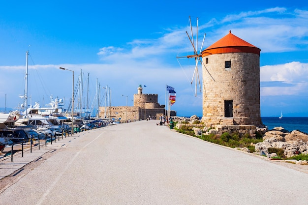 Molinos de viento en la isla de Rodas Grecia