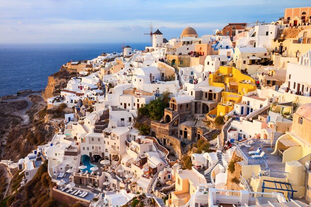 Molinos de viento en la isla de santorini