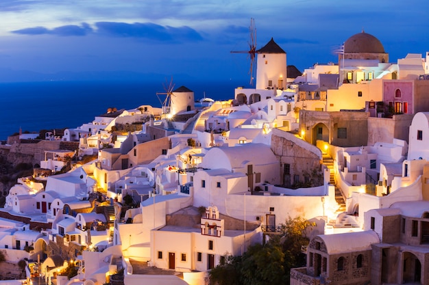 Molinos de viento en la isla de santorini