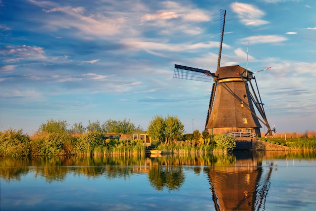 Molinos de viento en Kinderdijk en Holanda. Países Bajos