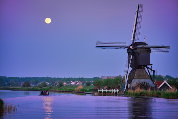 Molinos de viento en kinderdijk en holanda países bajos