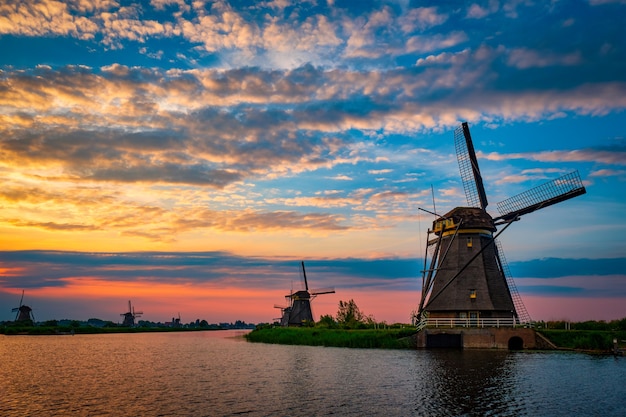 Molinos de viento en kinderdijk en holanda países bajos