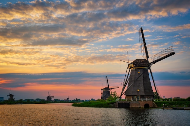 Molinos de viento en kinderdijk en holanda países bajos