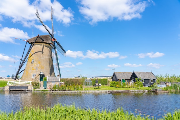 Molinos de viento de Kinderdijk Village en Molenlanden cerca de Rotterdam en Países Bajos