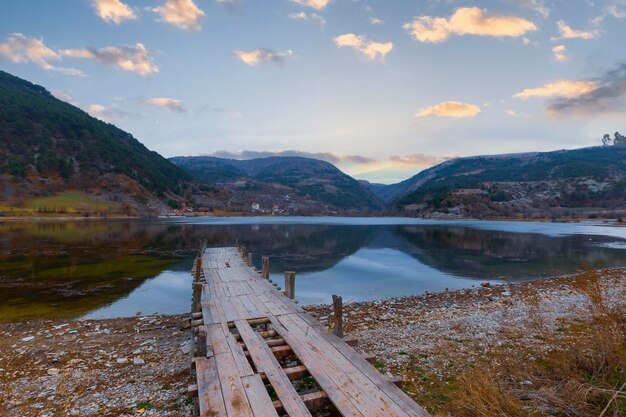 Molinos de viento del lago Cubuk ubuk Gl Goynuk Bolu Turquía