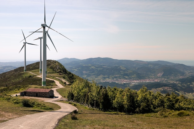 Molinos de viento en lo alto de la montaña de Oiz en Bizkaia; País Vasco.