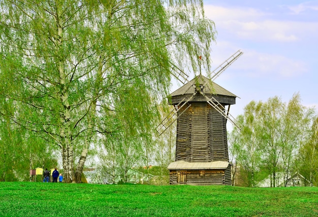 Molinos de viento de madera viejos en el parque