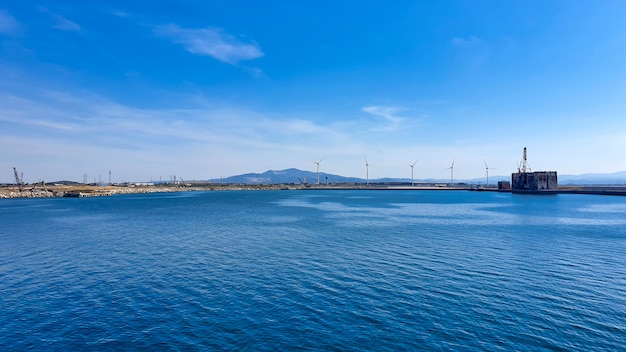 Foto molinos de viento en el mar, pancarta vista panorámica. concepto de tecnología y energía verde.