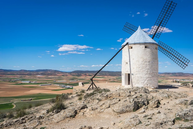 molinos de viento, molinos de cereal Castilla mítica en España, Don Quijote, paisaje castellano con arquitectura muy antigua