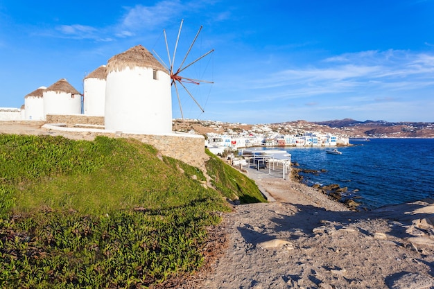 Los molinos de viento de Mykonos son una característica icónica de la isla griega de Mykonos. La isla es una de las islas Cícladas en el Mar Egeo, Grecia.