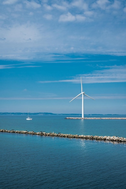 Foto molinos de viento nordex en el puerto de transbordadores de ebeltoft