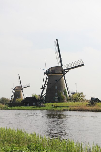 Molinos de viento en la orilla del canal