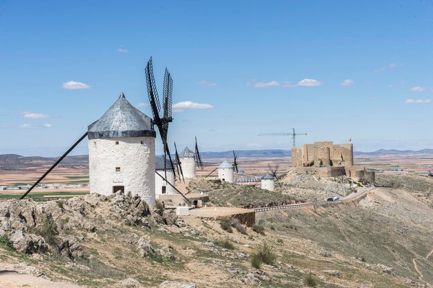 Molinos de viento del paisaje de Consuegra en Toledo, España. Sirvieron para moler los campos de cultivo de cereales