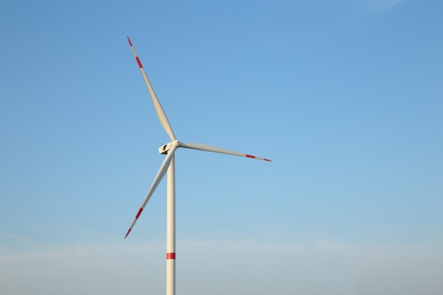 Molinos de viento para la producción de energía eléctrica en un día soleado. Vista superior