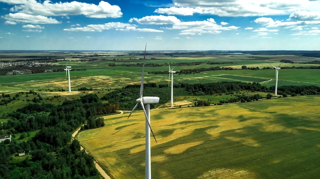 Molinos de viento para la producción de energía eléctrica vista aérea