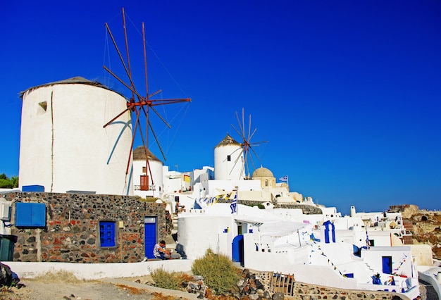 Molinos de viento típicos de Grecia. Isla de santorini