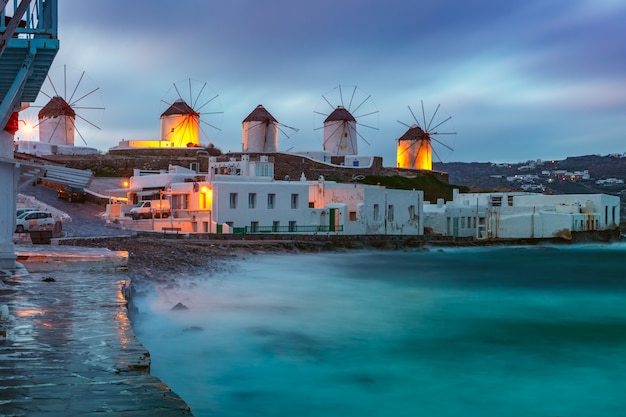 Molinos de viento tradicionales al amanecer, Santorini, Grecia