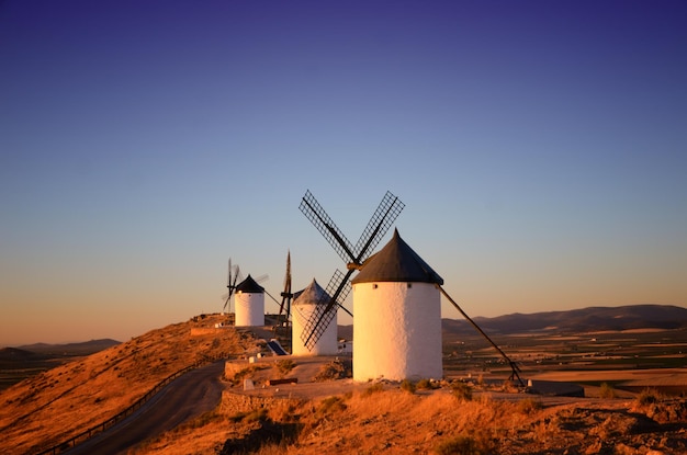 Molinos de viento tradicionales en el campo contra un cielo despejado