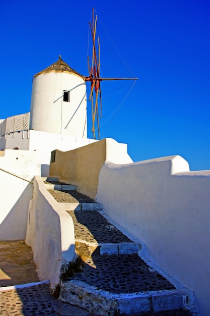 Molinos de viento tradicionales de Grecia. Isla de santorini