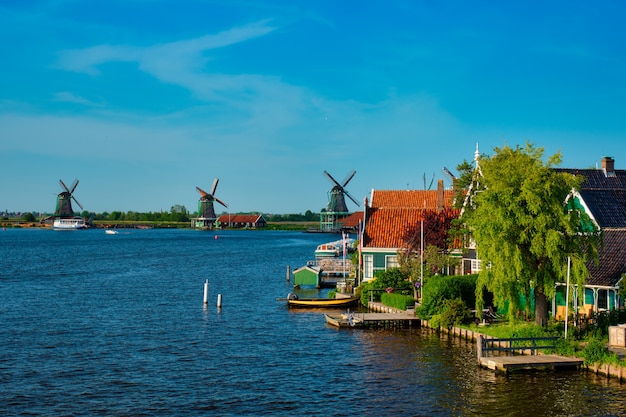 Molinos de viento en Zaanse Schans en Holanda en la puesta del sol. Zaandam, Países Bajos