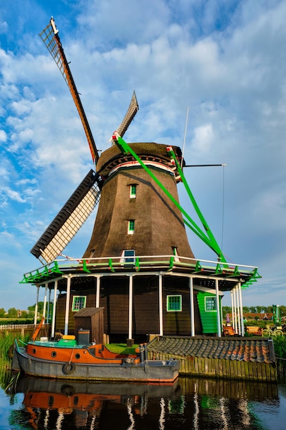 Molinos de viento en Zaanse Schans en Holanda Zaandam Nether