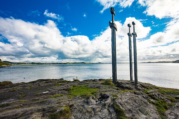 Mollebukta-Bucht mit Schwertern im Felsdenkmal zur Erinnerung an die Schlacht am Hafrsfjord Stavanger Rogaland Norwegen Skandinavien