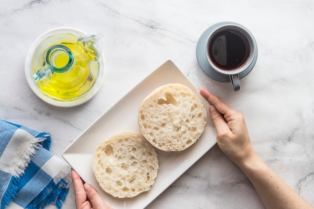 Mollete y aceite (desayuno típico andaluz)