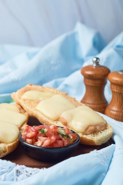 Molletes mexicanos en plato de madera