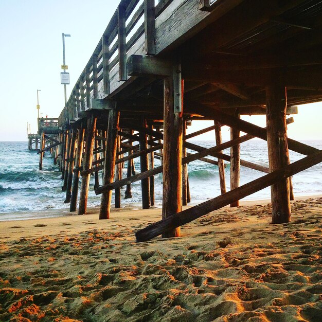 Foto molo de madeira na praia