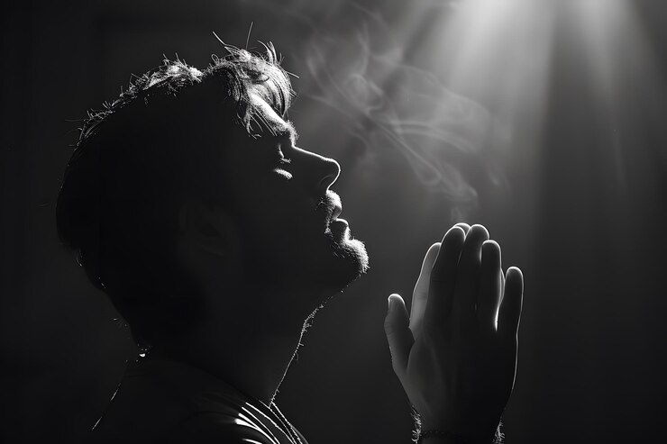 Momento de contemplación Un hombre en oración con luz etérea y humo