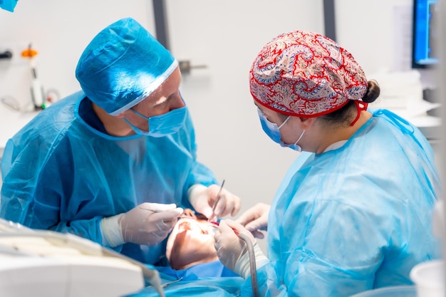 Momento de conversación entre dos doctoras en una operación bucal dentistas en acción