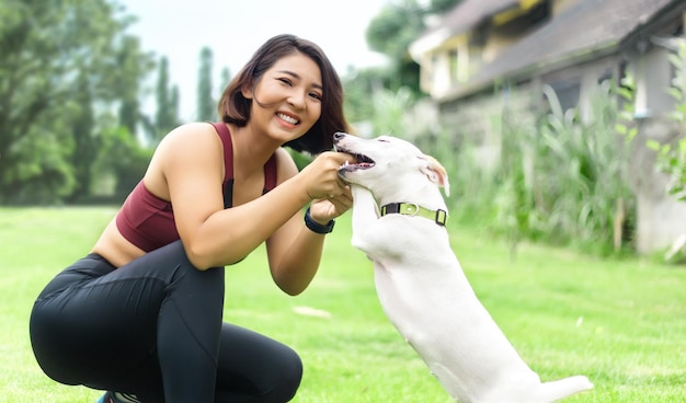 Momento feliz de mujer y perro en casa.