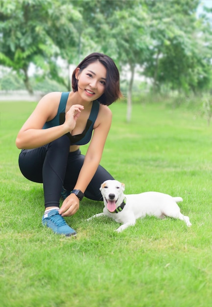 Momento feliz de mujer y perro en casa.