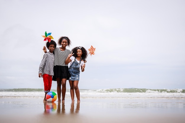 Momento feliz de niños afroamericanos en una playa tropical Concepto étnicamente diverso