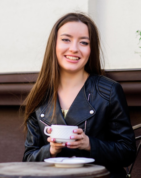 Momento pacífico e inspirador Chica relajarse en una taza de café capuchino Dosis de cafeína Café para un día lleno de energía Desayuno en la cafetería Chica disfrutar del café de la mañana Mujer beber café al aire libre