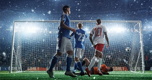 Foto momento del partido de fútbol en el estadio profesional.